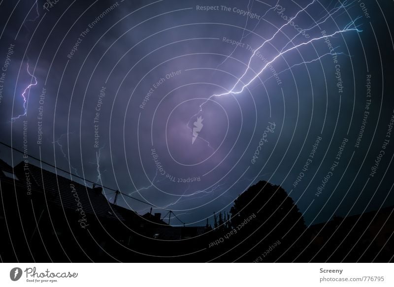 Bäääämmmm Umwelt Luft Himmel Wolken Gewitterwolken schlechtes Wetter Unwetter Wind Sturm Regen Blitze Dorf Kleinstadt Haus Dach bedrohlich Kraft Angst