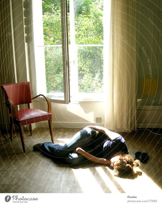 Nachmittagsschläfchen in Montmartre schlafen Siesta Parkett Wochenende faulenzen Bewusstseinsstörung Fenster träumen Sommer genießen Sonne gemütlich unbequem