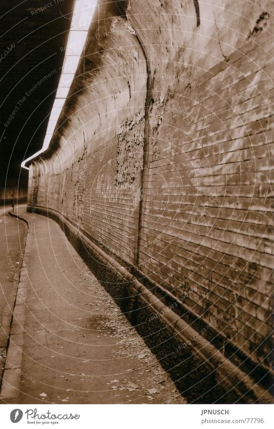 Matena-Tunnel Duisburg Ruhrgebiet Marxloh Verfall Mauer Industriefotografie Sepia thyssen Straße