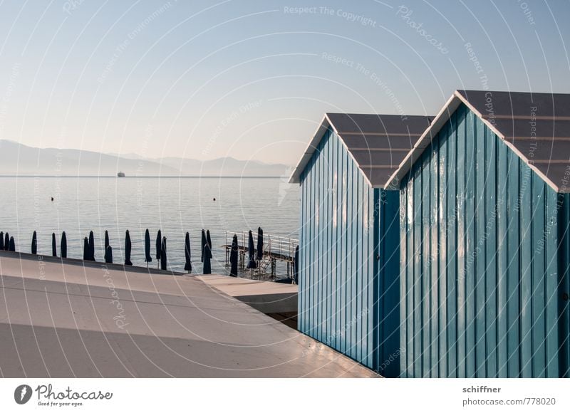 Badetag Landschaft Wolkenloser Himmel Schönes Wetter Hügel Berge u. Gebirge Küste blau Badehaus Badehäuschen Sonnenschirm Meer Mittelmeer Italien Ligurien