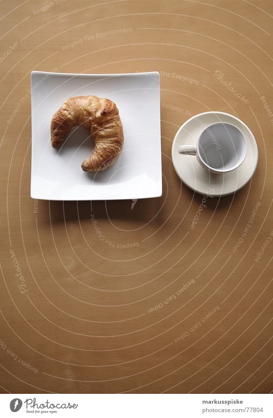 zum frühstück ein croissant Ernährung Buche Holz Teller Löffel Tasse leer Appetit & Hunger Gedeck Sauberkeit weiß Lebensmittel Croissant Untertasse warten