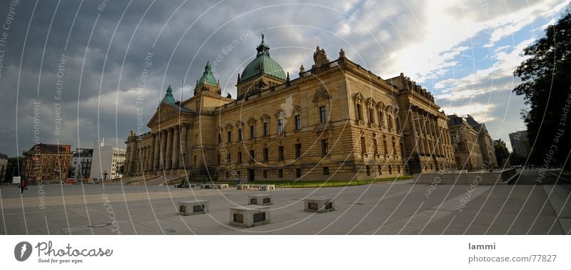 mann gönnt sich ja sonst nichts Leipzig Gerechtigkeit Haus Sandstein Wolken groß Platz Licht bundes Verwaltung Freiheit Ordnung Schatten