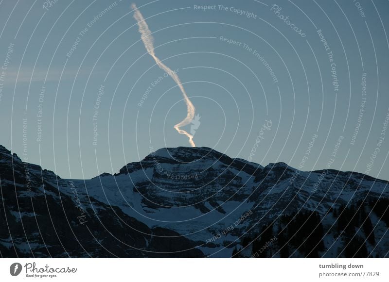 Line into the sky dunkel Schweiz Linie geschwungen Flugzeug Symbole & Metaphern Außenaufnahme Langzeitbelichtung Berge u. Gebirge typisch Schnee porte du soleil