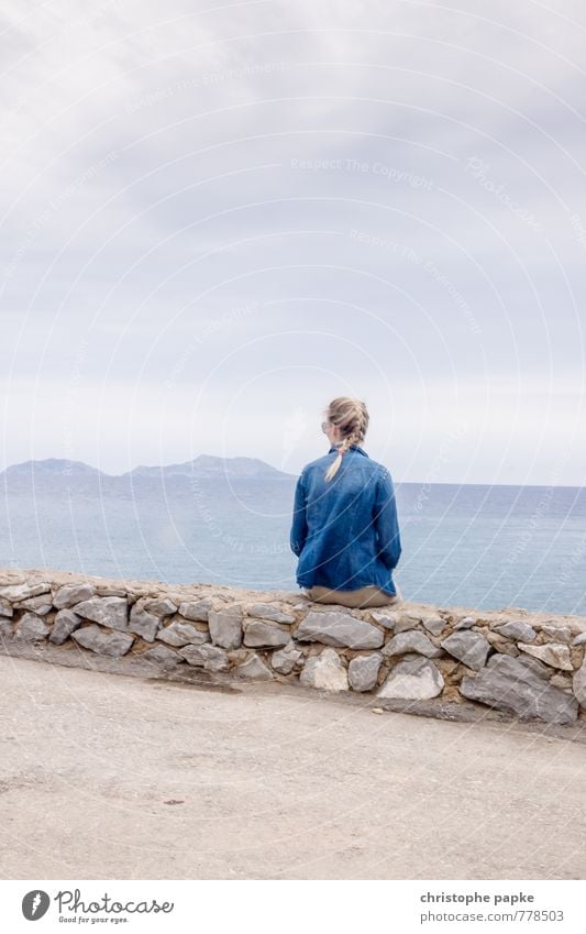 Tag am Meer in grau-blau Zufriedenheit Erholung ruhig Ferien & Urlaub & Reisen Ferne Freiheit Sommer Sommerurlaub Insel feminin Junge Frau Jugendliche 1 Mensch