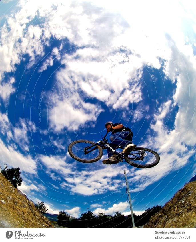 Touchthesky springen Wolken braun Fahrrad Unfall Schuhe Baum Gras hell-blau himmelblau Coolness dirt Himmel Tod