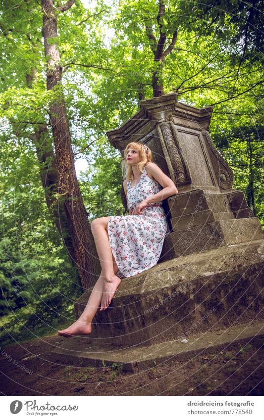 Ein Nachmittag im Park schön feminin Junge Frau Jugendliche 1 Mensch Baum Grabmal Kleid Barfuß blond Grabstein Erholung Blick sitzen warten historisch natürlich