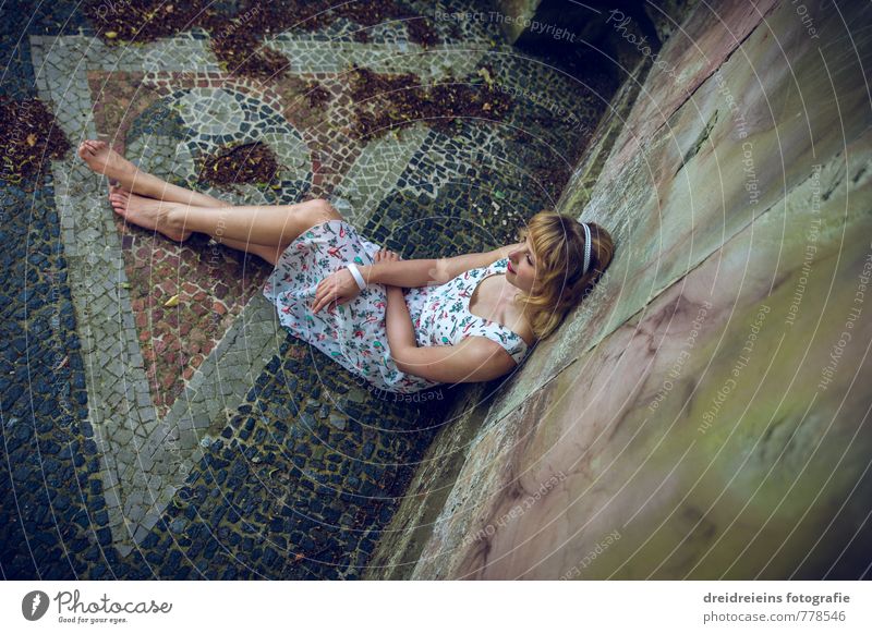 A cool place in the summer feminin Frau Erwachsene 1 Mensch Kleid Armreif Haarband Barfuß blond langhaarig Stein Denken genießen Blick sitzen träumen