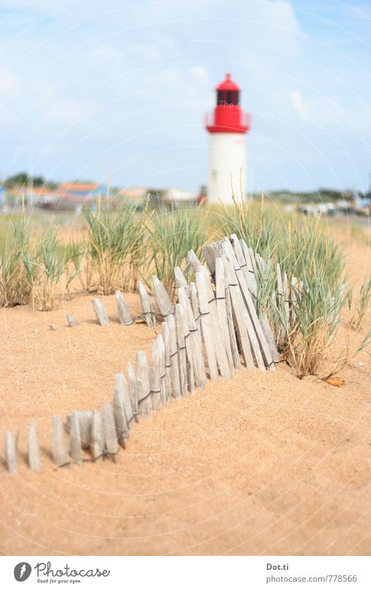 F Ferien & Urlaub & Reisen Tourismus Sommerurlaub Strand Meer Natur Küste Menschenleer Leuchtturm hell rot Dünengras Stranddüne Zaun Staketenzaun Frankreich