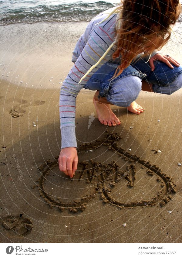 ich schreib deinen namen in den sand. Strand Meer Wellen Meerwasser salzig November Ferien & Urlaub & Reisen Rastalocken Junge Frau verträumt Wind Muschel