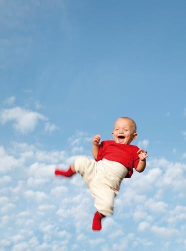 You make me smile Baby Kleinkind Kind Fröhlichkeit grinsen rot weiß springen Luft Wolken Licht lachen kinderlachen blau werfen hoch Himmel