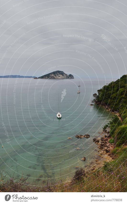 Meer und Himmel Horizont kleine Boote entfernte Insel ruhig Strand Natur Landschaft Pflanze Wolken Felsen Küste Skyline Segelboot Wasserfahrzeug blau