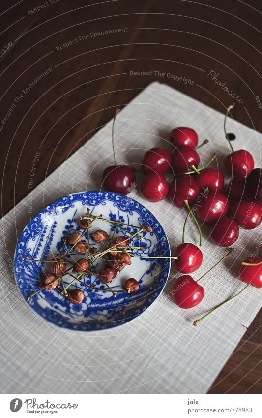 kirschen Lebensmittel Frucht Kirsche Kirschkern Ernährung Bioprodukte Vegetarische Ernährung Fingerfood Teller Schneidebrett Gesunde Ernährung frisch Gesundheit