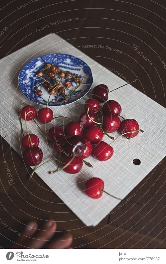 kirschen Lebensmittel Frucht Kirsche Kirschkern Stengel Ernährung Bioprodukte Vegetarische Ernährung Fingerfood Teller Schneidebrett frisch Gesundheit lecker