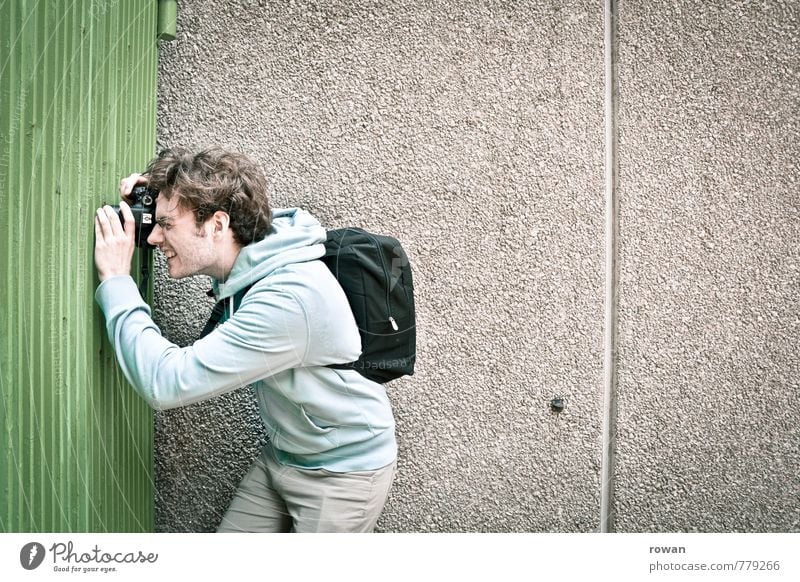 photographer Mensch maskulin Junger Mann Jugendliche Erwachsene 1 beobachten Fotograf Fotografieren Zaun spionieren Spitzel Industriespionage Paparazzo