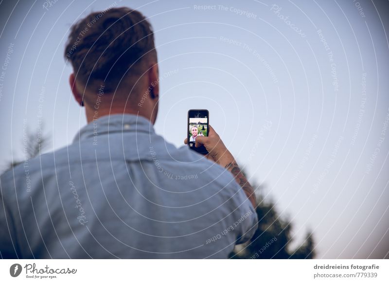 The Selfie Guy Lifestyle Handy Mensch maskulin Mann Erwachsene 1 Wolkenloser Himmel Sommer Schönes Wetter Hemd brünett blond kurzhaarig gebrauchen beobachten