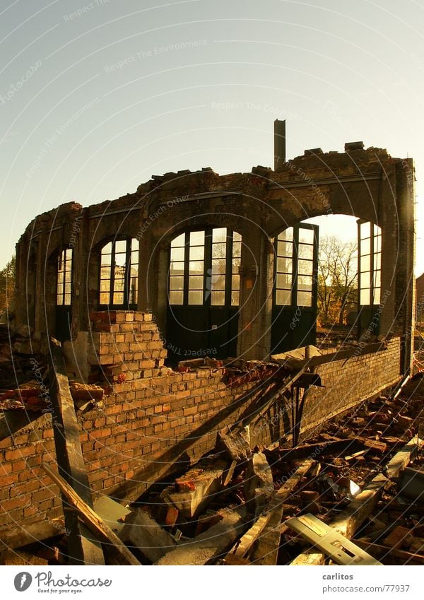 Früher - ja damals ..... Drehscheibe verwandeln Bauschutt Recycling Demontage Backstein Mauer Schrott entsorgen außer Betrieb kaputt trist Bogen