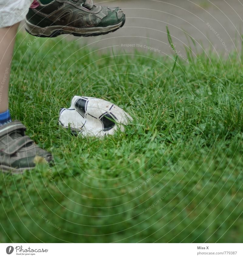 Ausgespielt Sport Fußball Ball Fußballplatz Mensch Junge Junger Mann Jugendliche 1 Gras Wiese kaputt zerstören treten Wut Fußballer Ärger Weltmeisterschaft