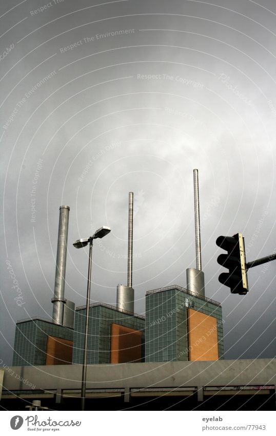 Trio Infernale Elektrizität Kraft Haus Gebäude Hochhaus Fenster Himmel grau Heimat Wolken Feierabend Wochenende Hoffnung Fernweh Heimweh Sehnsucht