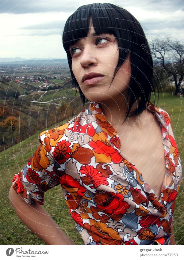 Before rain Himmel Natur Siebziger Jahre Shorts Leidenschaft Porträt Haus Nahaufnahme woman face lips eyes dark sky clouds cloudy village ash autumn fallen