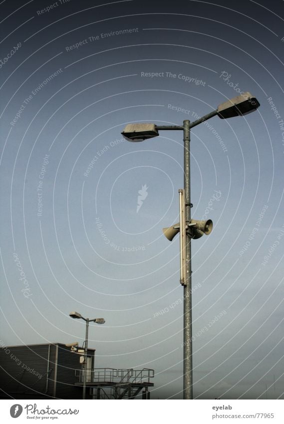 Mal wieder Laterne gehen !? Himmel Licht grau Gebäude Blech beobachten Überwachung Lampe Herbst Wolken Fenster Parkplatz parken Verkehr Fotografie Hoffnung