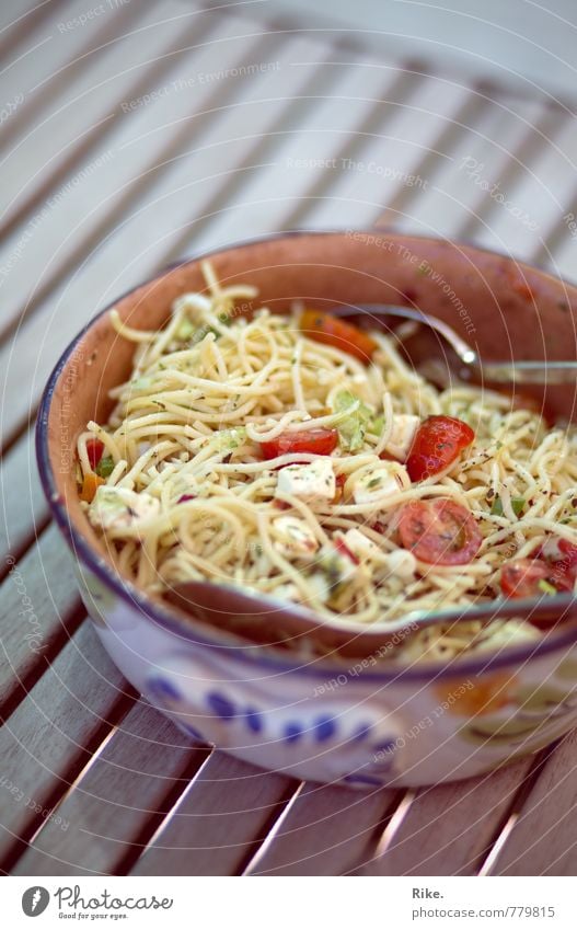 Liebster Nudelsalat. Lebensmittel Käse Gemüse Salat Salatbeilage Teigwaren Backwaren Kräuter & Gewürze Nudeln Ernährung Essen Abendessen Büffet Brunch