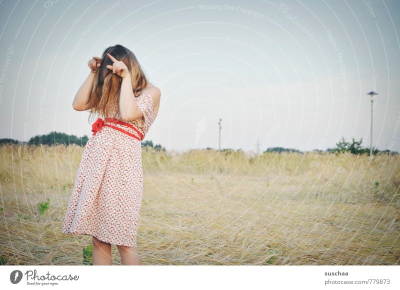 muh ... weiblich Kind Mädchen junges Mädchen Kindheit Körper Haut Kopf Haare & Frisuren Arme Hand Finger 3-8 Jahre Umwelt Natur Landschaft Himmel Sommer