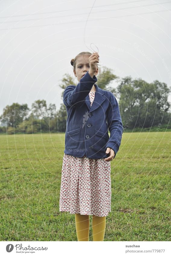 ballonhalterin feminin Kind Mädchen Kindheit Körper Kopf Gesicht Arme Hand Beine 1 Mensch 8-13 Jahre Umwelt Natur Landschaft Himmel Sommer Baum Gras Sträucher