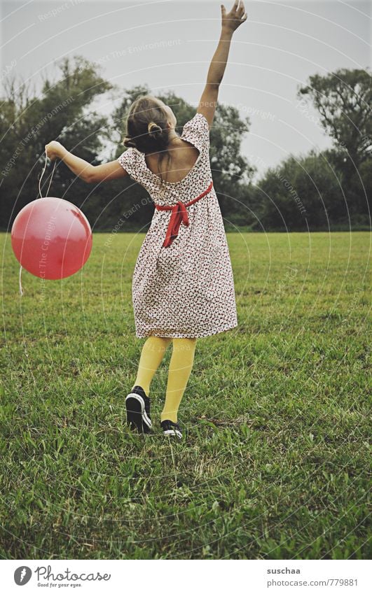 ballonhalterin II weiblich Kind Mädchen Kindheit Haare & Frisuren 8-13 Jahre Umwelt Natur Himmel Sommer Baum Gras Feld Spielen Fröhlichkeit Gesundheit wild grün