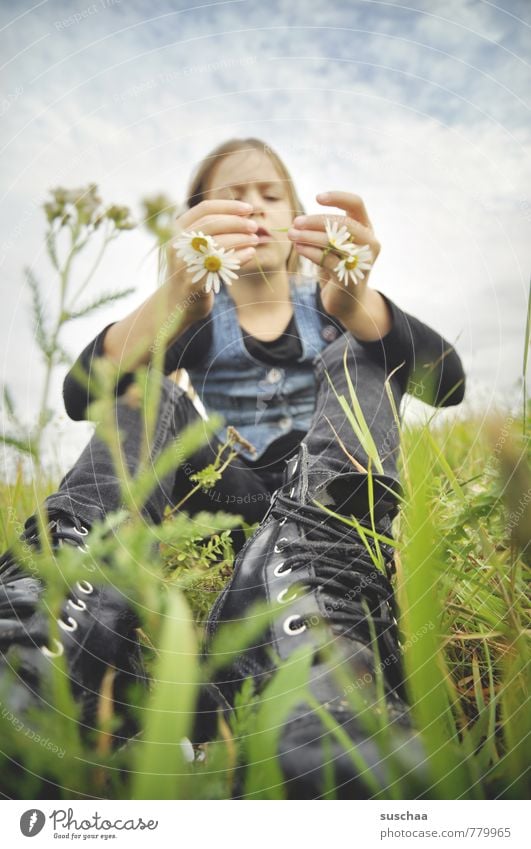 lady h .. feminin Kind Mädchen Kindheit Körper Haut Kopf Haare & Frisuren Gesicht Arme Hand Finger Beine Fuß 1 Mensch 8-13 Jahre Umwelt Natur Himmel Sommer