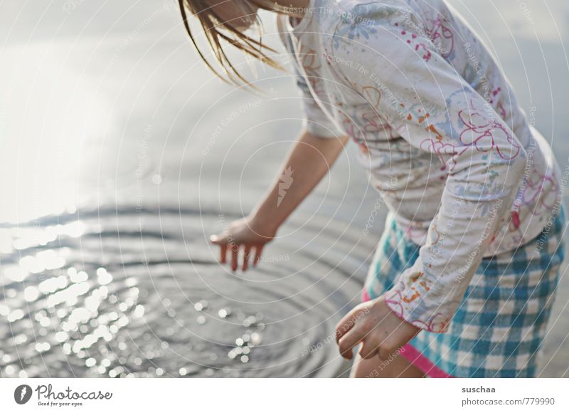 miniplatsch feminin Kind Mädchen Kindheit Körper Haut Haare & Frisuren Arme Hand Finger 1 Mensch 8-13 Jahre Wasser Sommer Schönes Wetter Seeufer Strand frisch