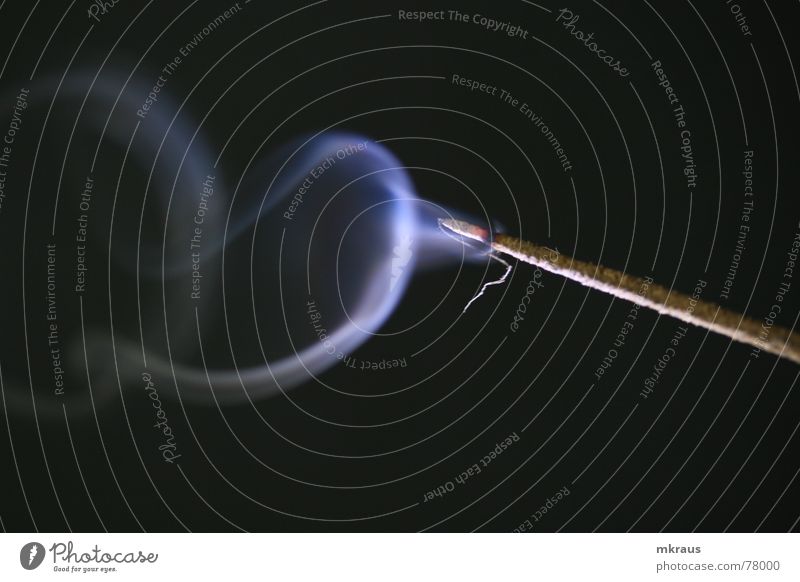 Duftwolke Räucherstäbchen Makroaufnahme Meditation Dunst fliessende bewegung blaue wolke