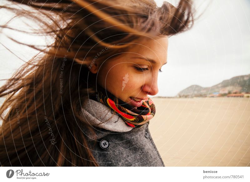 windy II Frau Mensch Haare & Frisuren Wind verweht Schal Lächeln Blick in die Kamera Strand Winter Herbst grinsen Nahaufnahme Porträt Fröhlichkeit Winterurlaub