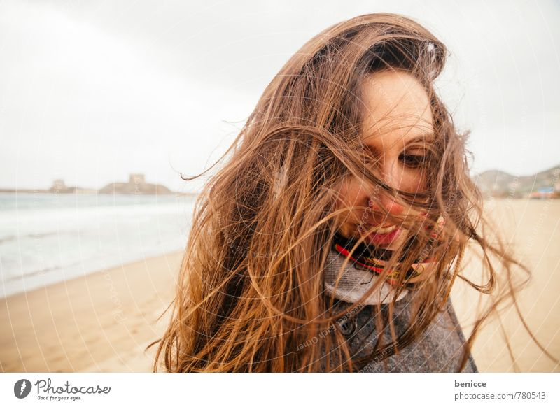 windy III Frau Mensch Wind Haare & Frisuren Europäer Kaukasier Mädchen Winter Herbst Mantel Strand Sandstrand Meer Behaarung verweht brünett Italien Wasser