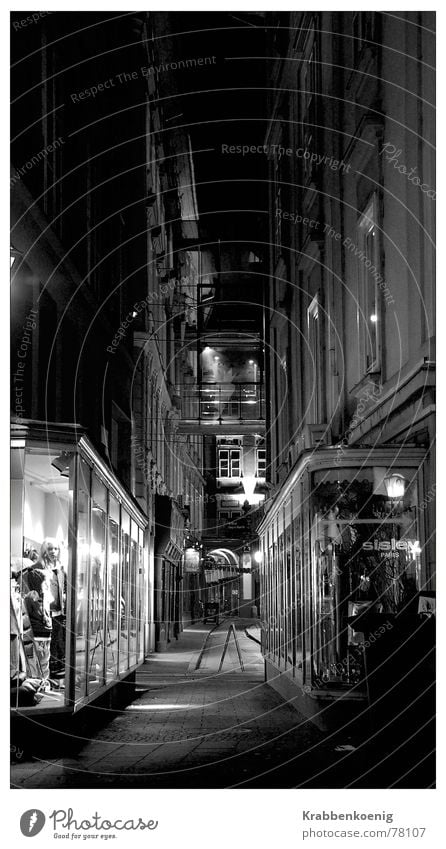 Schaufenster Kaufhaus Gasse Nacht Langzeitbelichtung Graz Österreich dunkel eng Altstadt Schwarzweißfoto Architektur