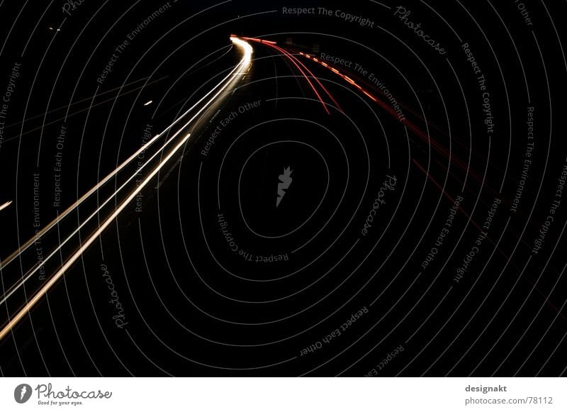 Autobahn bei Nacht Geschwindigkeit Langzeitbelichtung schwarz rot weiß Licht Verkehr dunkel Straße