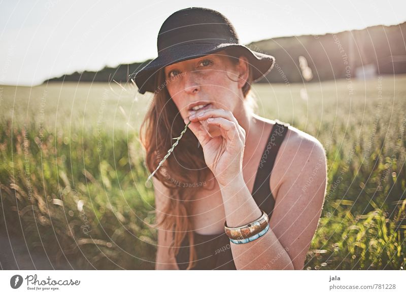 sonnig Sommer Mensch feminin Frau Erwachsene 1 30-45 Jahre Umwelt Natur Landschaft Himmel Sonne Sonnenlicht Hut brünett langhaarig ästhetisch Farbfoto