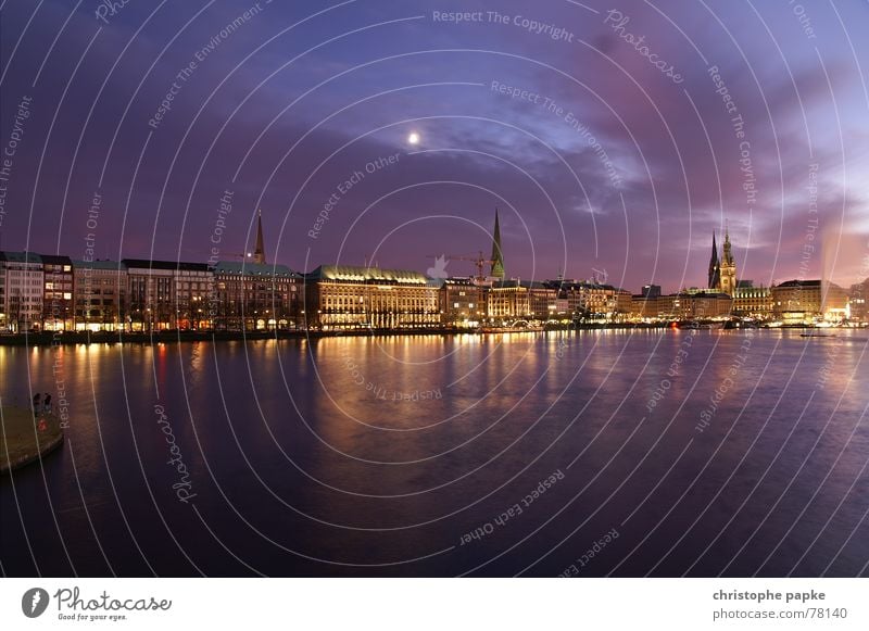 Abendaufnahme von Hamburg an der Binnenalster Ferien & Urlaub & Reisen Ausflug Sightseeing Städtereise Wasser Himmel Wolken Mond Seeufer Stadt Hafenstadt