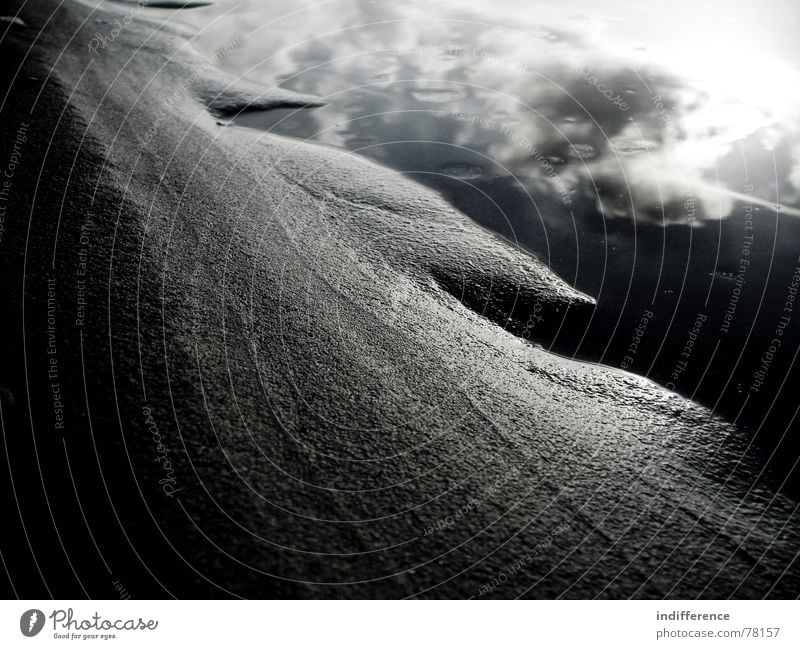 peaceful place part one Strand Himmel Makroaufnahme Frieden Sand sky clouds sea water reflection black white quiet