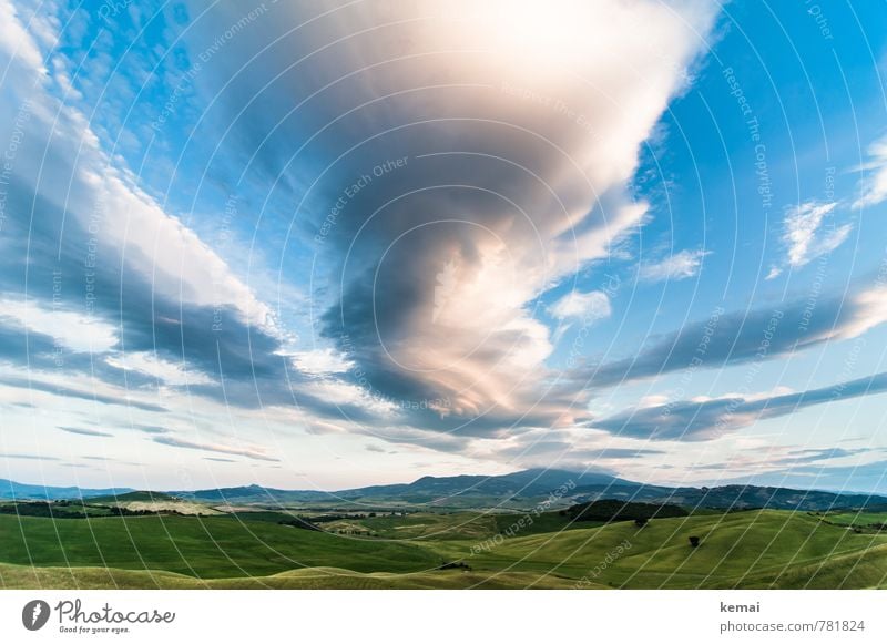 Wolken ziehen vorbei, dunkel und hell Umwelt Natur Landschaft Himmel Sonnenlicht Sommer Schönes Wetter Hügel Toskana Italien blau grün ruhig sanft Ferne