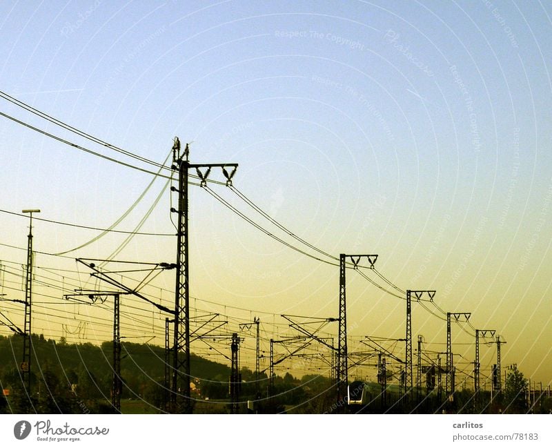 Morgenzug ... Pendler schlafen Eile Eisenbahn Gleise Elektrizität Verspätung Arbeit & Erwerbstätigkeit Lokomotive Energiewirtschaft Hochspannungsleitung