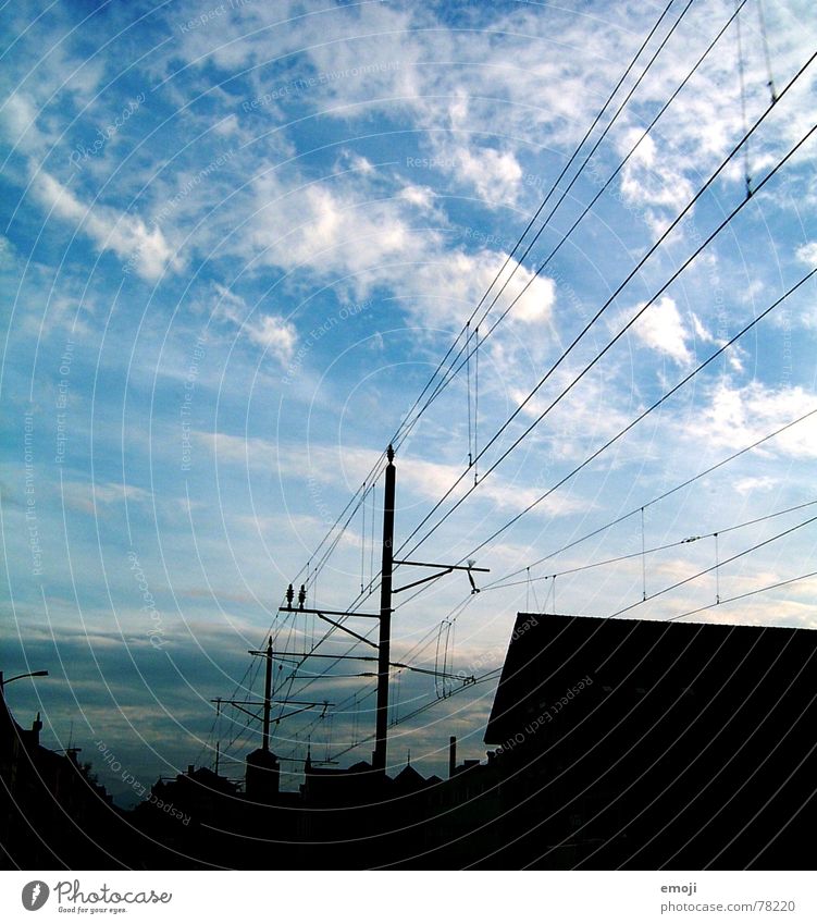 geh Deinen Weg Himmel Wolken schlechtes Wetter Dorf Skyline Verkehrswege Schienenverkehr Eisenbahn dunkel hell blau schwarz weiß Leitung Elektrizität Morgen