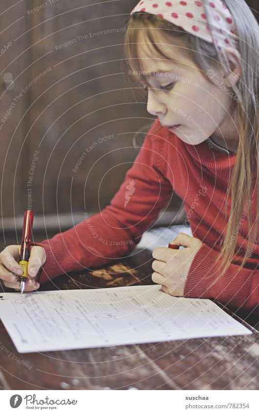 hausaufgaben  machen Kindererziehung Bildung lernen Schule Schulkind Leistung Schüler Mädchen Kindheit Kopf Haare & Frisuren Gesicht Auge Nase Mund Lippen Arme