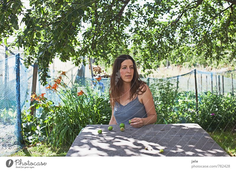 unterm apfelbaum Apfel Tisch Mensch feminin Frau Erwachsene 1 30-45 Jahre Natur Pflanze Sonnenlicht Sommer Schönes Wetter Baum Blume Sträucher Garten Blick