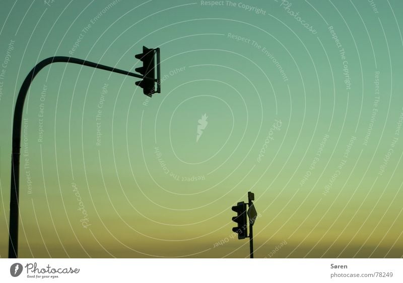 Ampeldynamik Verkehrsstau rot gelb grün stoppen Licht Hinweisschild Himmel Herbst obskur langeweile an der ampel nach hause weg Abend Abenddämmerung