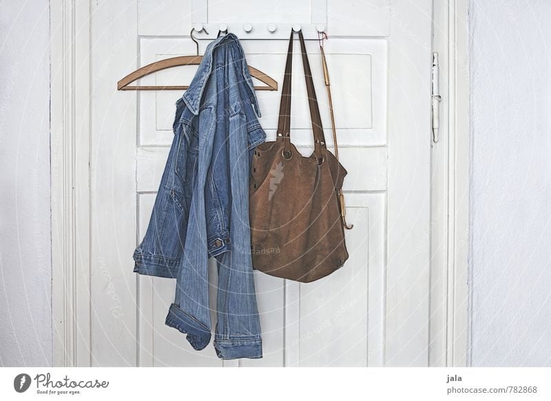 garderobe Häusliches Leben Wohnung Innenarchitektur Raum Tür Kleiderhaken Mode Bekleidung Jacke Jeansjacke Tasche Kleiderbügel krathand ästhetisch authentisch