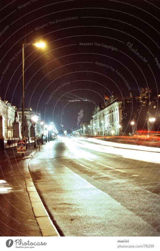 großstadtflitzer Unter den Linden Licht Lampe Allee Geschwindigkeit Langzeitbelichtung Bewegungsunschärfe Brücke Verkehrswege Berlin PKW Reflexion & Spiegelung