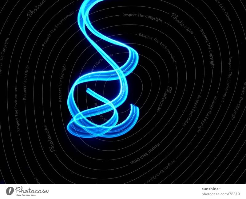 Lichtspielchen... beweglich einzigartig grell Geschwindigkeit faszinierend schwarz Hoffnung Innenaufnahme Lichtstrahl blaues licht hell schwarzer raum Mut