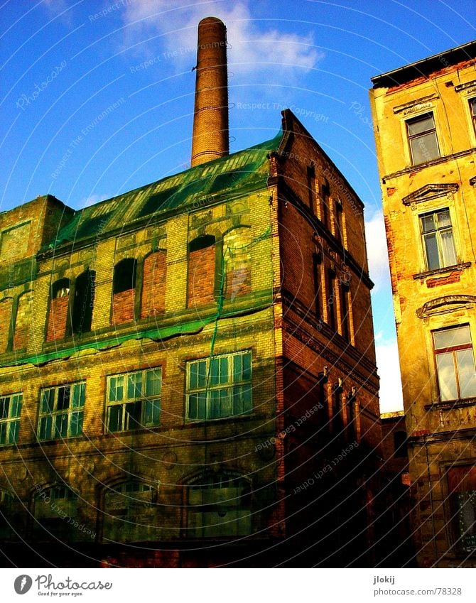 Vernetzt Haus Gebäude industriell grün Wolken Fenster kaputt Mauer Verfall Stadt Leipzig Gewerbe Industriefotografie Netz alt Schornstein Himmel blau