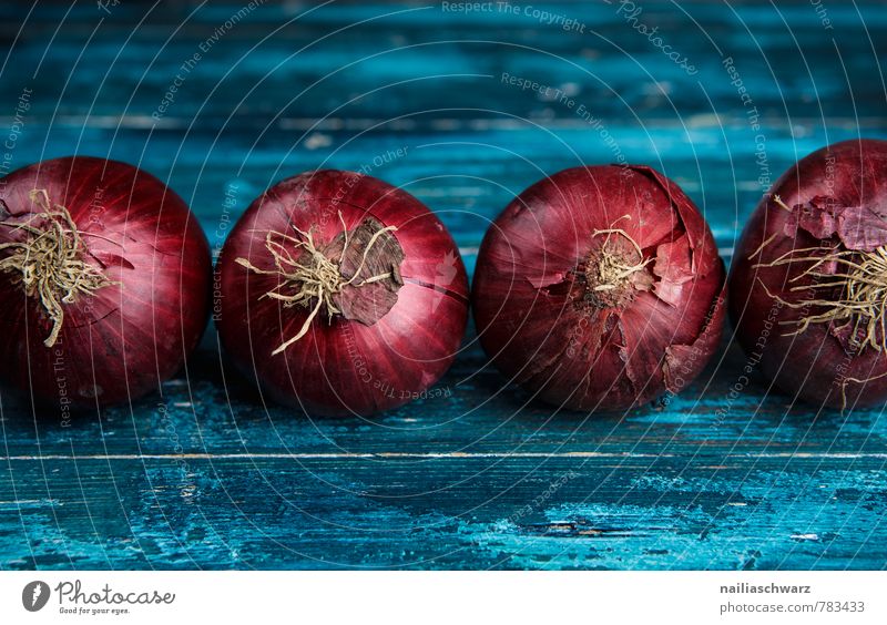 Rote Zwiebeln Lebensmittel Gemüse Ernährung Bioprodukte Vegetarische Ernährung Küche Holz frisch Gesundheit lecker natürlich viele blau rot Farbe Ordnung