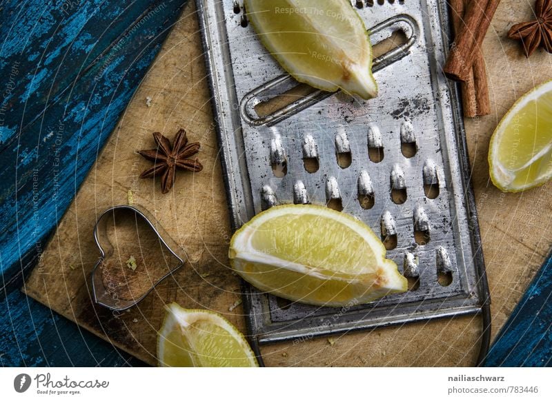 Zitronen Frucht Kräuter & Gewürze Bioprodukte Vegetarische Ernährung Diät Holz Rost Herz retro blau gelb Farbe viertel ganz zitronenviertel Reibe metall zitrus